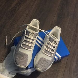 Women’s Adidas tennis shoes